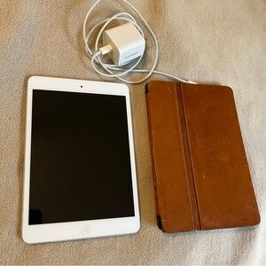 Apple Mini iPad Excellent Condition with charger and leather case 13GB
